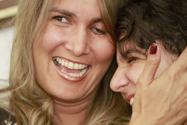 EXEMPLOS DE SUPERAÇÃO - A cabeleireira Valéria Gomes e a filha  Júlia Massucato sorriem ao comentar a paixão da garota pelo cantor Fiuk. Dois anos após a Chacina da Ouvidor Freire, mãe e filha reaprendem a viver